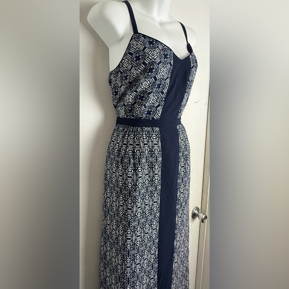 Elegant Black and White Patterned Maxi Dress - Picture 3 of 7